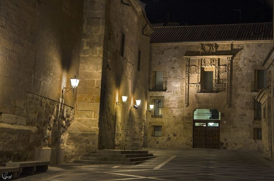 Salamanca: Legends and Stories Private Night Walking Tour - Casa de las Muertes and Salamanca’s uneasy side