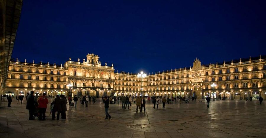 Salamanca: Local Legends Evening Walking Tour in Spanish - Starting beneath the lights of Plaza Mayor
