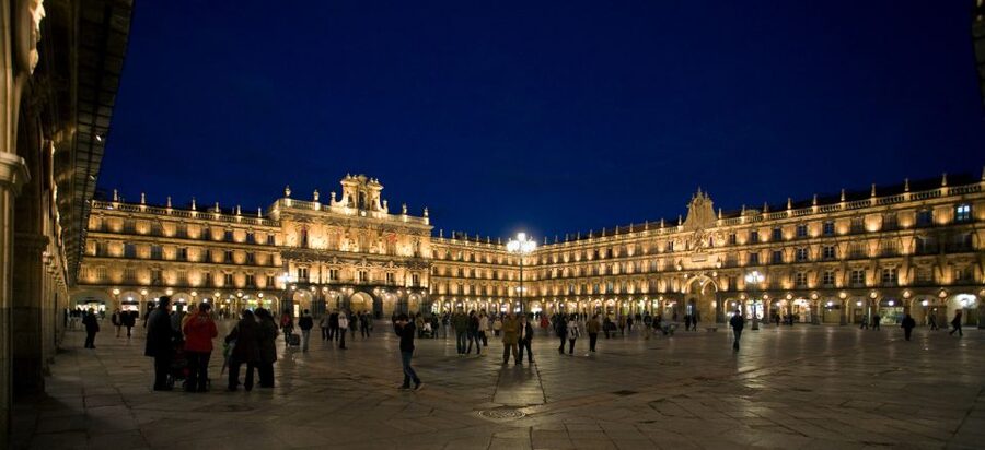 Salamanca: Local Legends Evening Walking Tour in Spanish - Romantic palaces, towers, and gardens