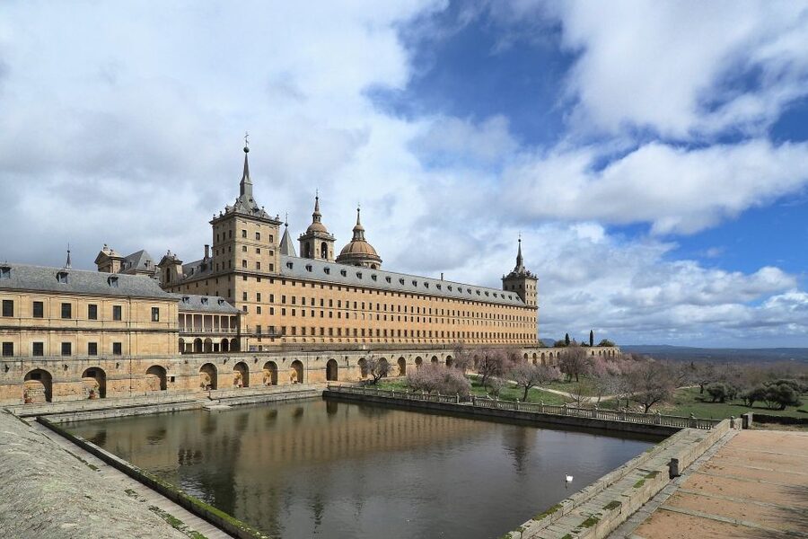 San Lorenzo de El Escorial: Monastery and Site Guided Tour - Meeting the guide at the main entrance