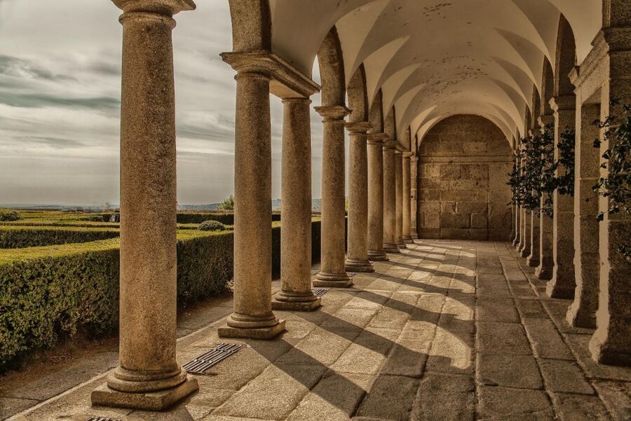 San Lorenzo de El Escorial Monastery: Private Tour - Finding the guide outside the monastery