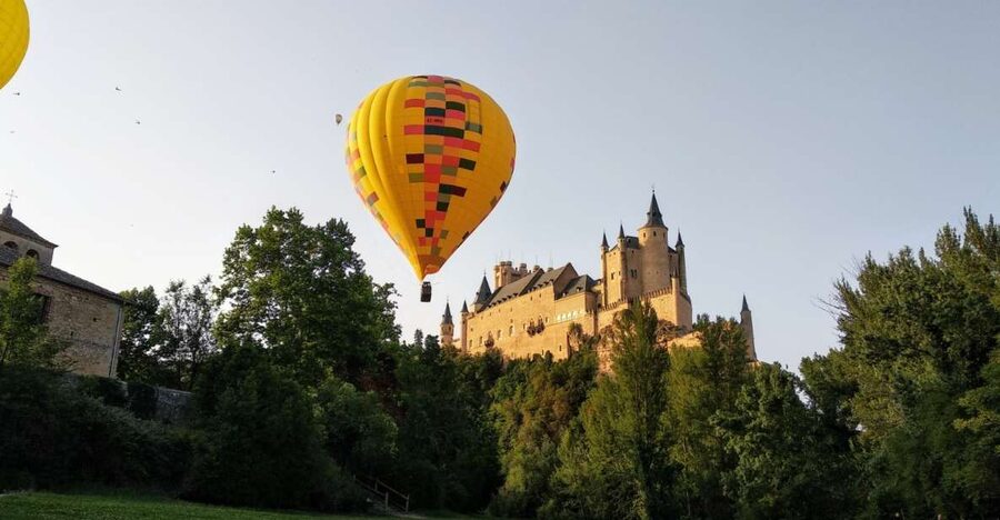 Segovia: Balloon Ride with Transfer Option from Madrid - Landing, brunch, and the cava toast