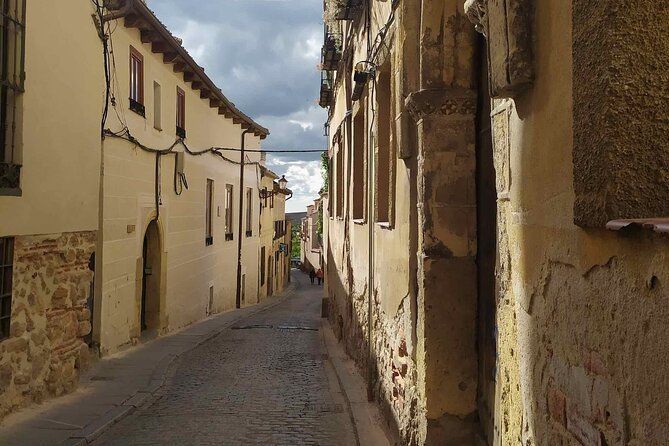 Segovia from the Aqueduct to the Alcazar: A Self-Guided Audio Tour - El Arco de La Claustra and the route toward the Alcázar