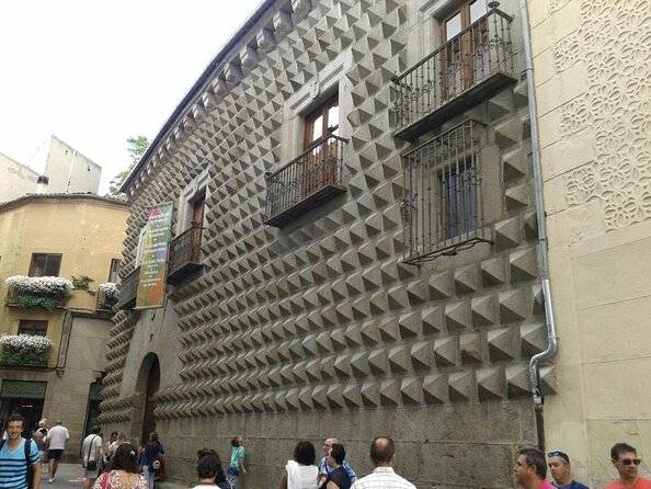 Segovia from the Aqueduct to the Alcazar: A Self-Guided Audio Tour - Starting beneath the Aqueduct of Segovia