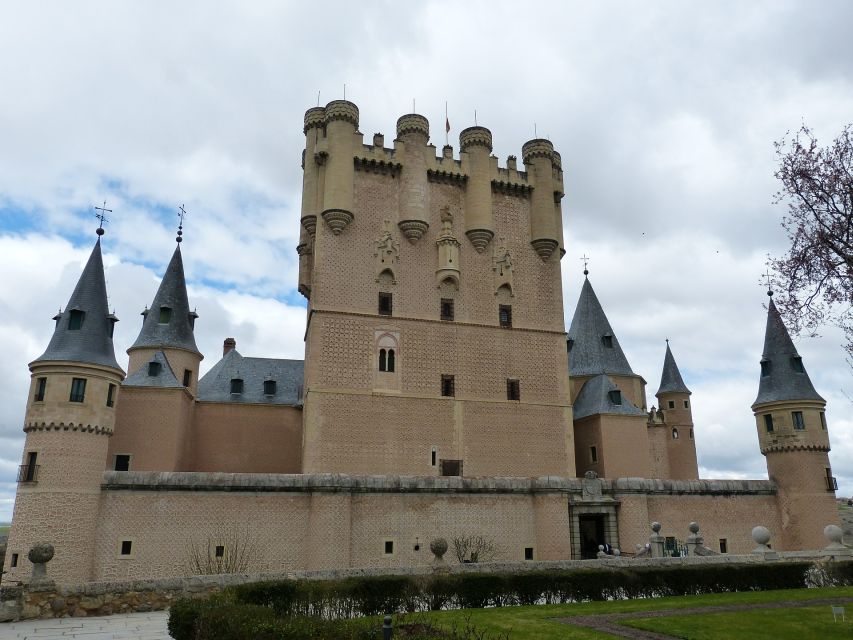 Segovia: Guided Walking Tour with Alcázar Entry - Entering the Alcázar at the end