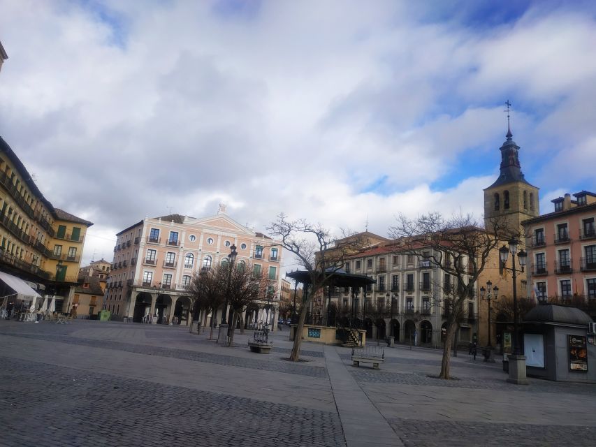Segovia: Guided Walking Tour with Alcázar Entry - Spanish-only guiding and group size