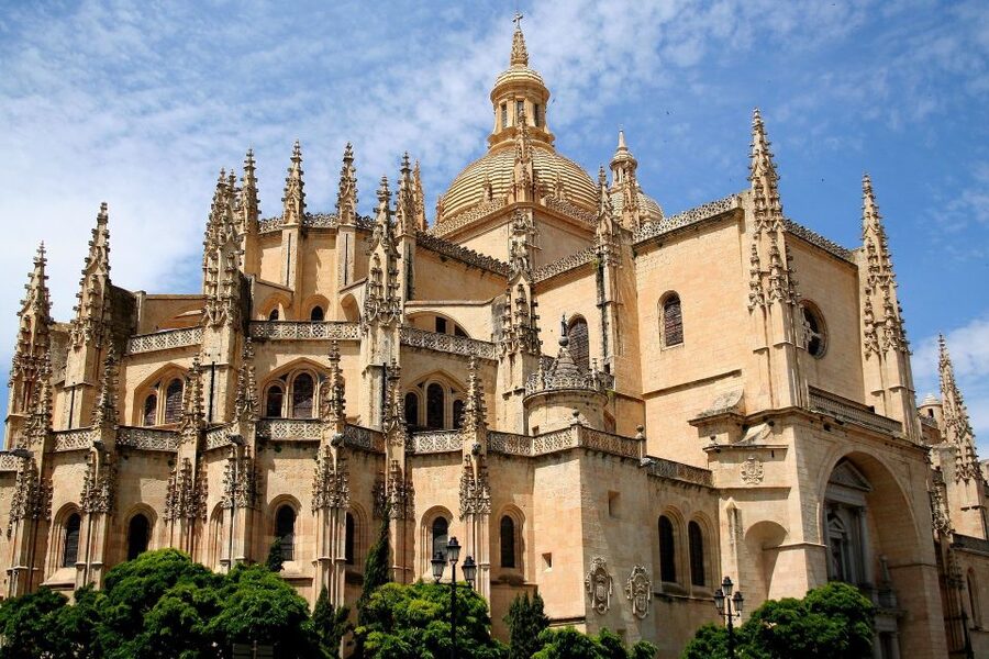 Segovia: Guided Walking Tour with Cathedral & Alcázar Entry - Key points at a glance