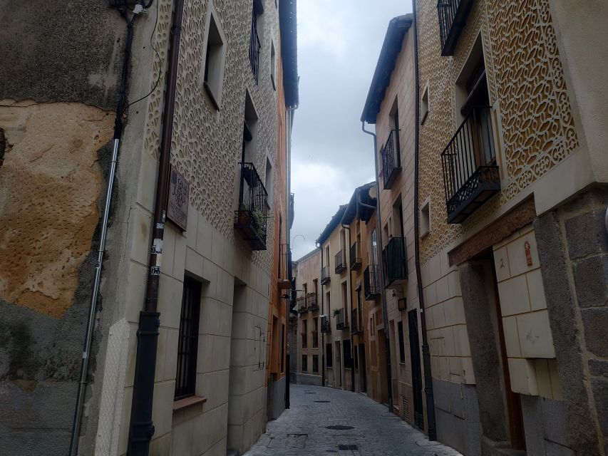 Segovia: Guided Walking Tour with Cathedral & Alcázar Entry - Inside the Cathedral of Segovia
