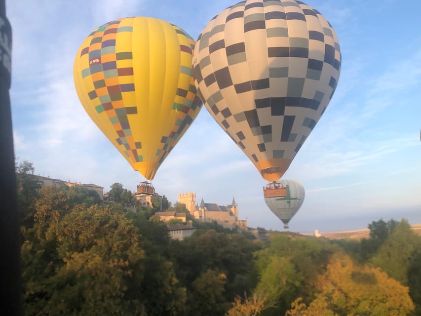 Segovia: Hot Air Balloon Flight with Picnic and Cava - The basket size deserves attention
