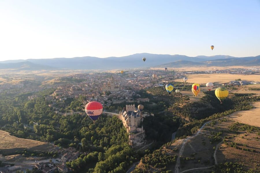 Segovia: Hot Air Balloon Flight with Picnic and Cava - Who will enjoy this most