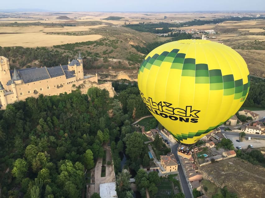 Segovia: Hot Air Balloon Flight with Picnic and Cava - Safety briefing and the choice of launch field