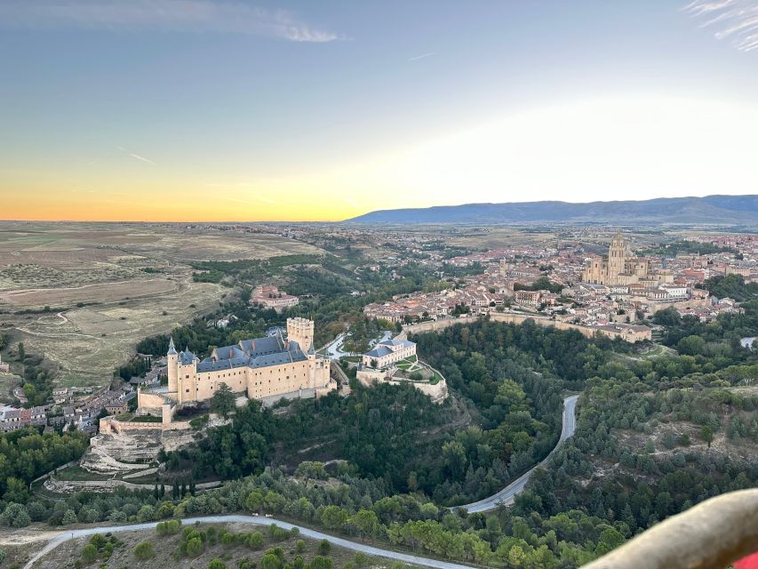 Segovia: Hot-air balloon ride with cava toast & picnic - Key points to know before booking