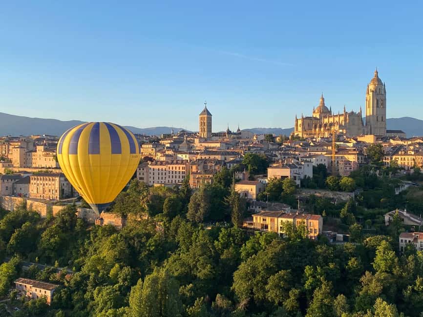 Segovia: Hot-air balloon ride with cava toast & picnic - A short safety briefing before takeoff