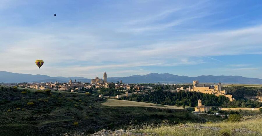 Segovia: Hot-air balloon ride with cava toast & picnic - The early pickup near Segovia