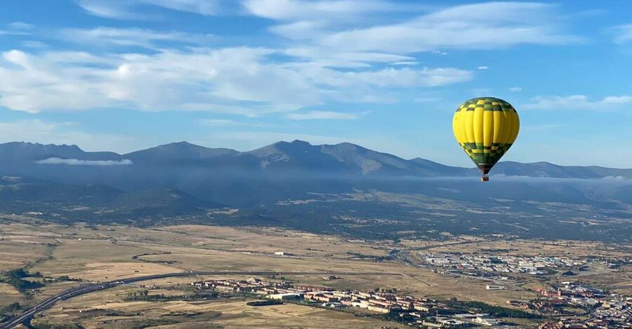 Segovia: Hot Air Balloon Ride with Picnic and Activity Video - Key points at a glance