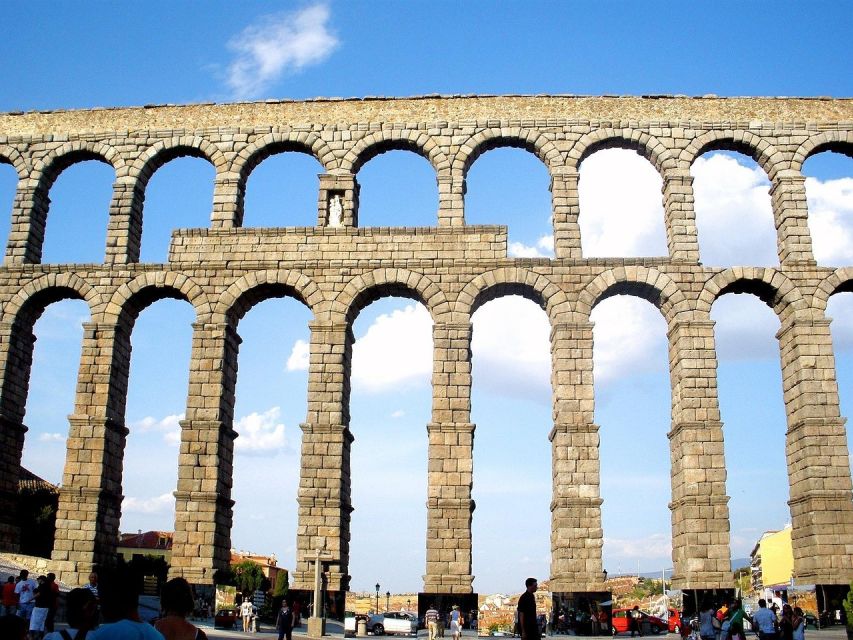 Segovia - Old Town tour including Castle visit - Starting beneath Segovia’s Roman arches