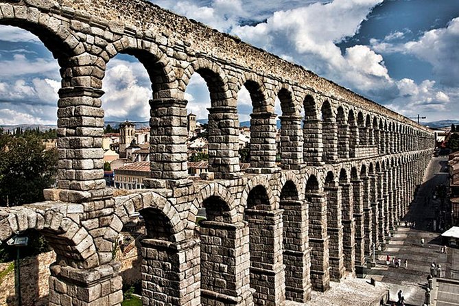 Segovia Private 5 hours Tour from Madrid with Hotel Pick up - The Segovia Aqueduct, an efficient 30-minute stop