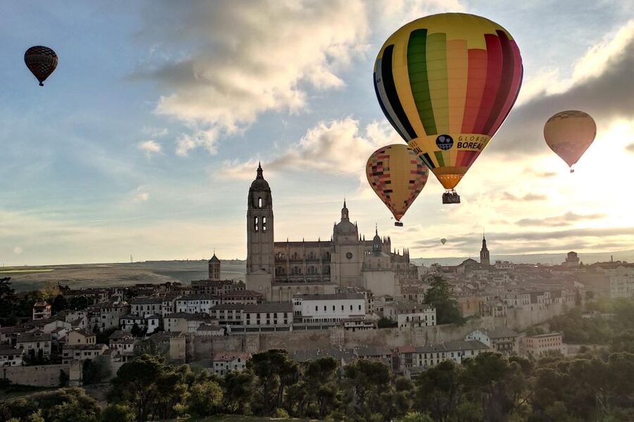Segovia: Private Balloon Ride for 2 with Cava and Breakfast - The Landing Celebration: Cava, Breakfast, and a Certificate