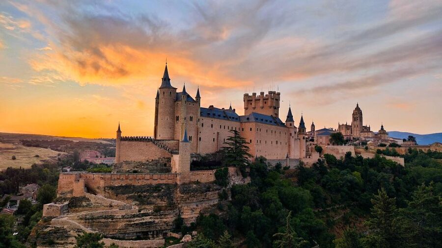 Segovia: Private City Walking Tour with Alcázar of Segovia - Casa de los Picos and the Character of the Old Streets