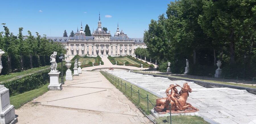 Segovia: Royal Palace of La Granja de San Ildefonso Tour - Why La Granja feels different from a city palace
