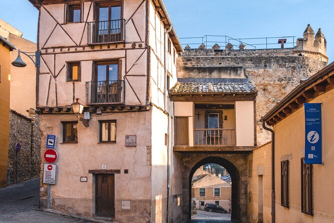 Segovia Scavenger Hunt and Sights Self-Guided Tour - Starting at Plaza Azoguejo