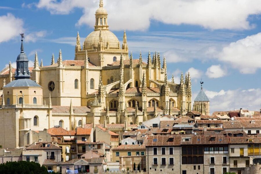 Segovia: Self-Guided Audio Tour on Your Phone - Following the route toward the Cathedral
