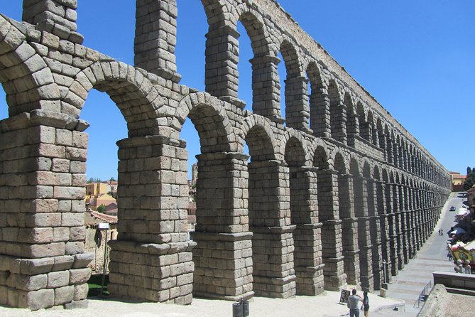 Segovia with Winery & Tasting Small Group Tour from Madrid - Meeting Ignacio at Hotel Claridge