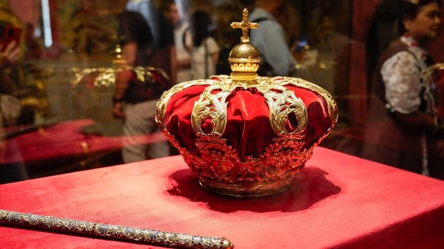 "Skip the line" Royal Palace + Prado Museum - The walk from the palace to the Prado