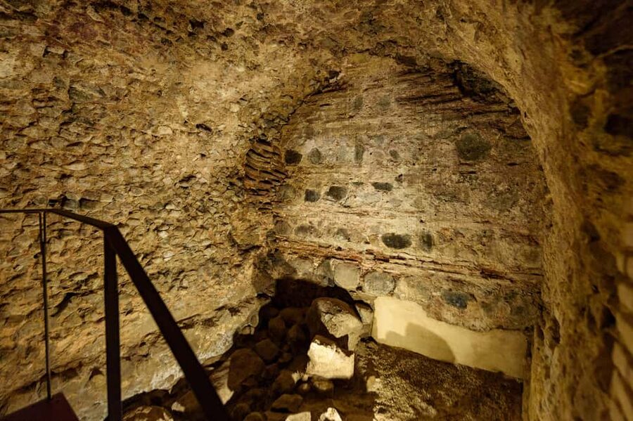 Subway Toledo: night tour 4 subways including Thermae - Roman Thermae by private key