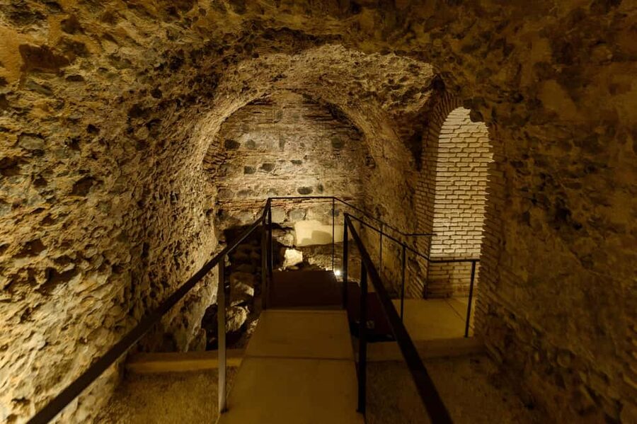 Subway Toledo: night tour 4 subways including Thermae - Meeting behind the Cathedral