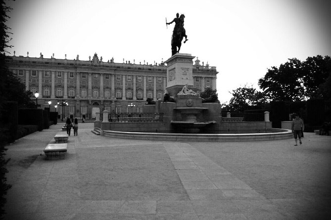 Surfing Madrid: From the Palace to the Tavern Private Tour - The Royal Palace, seen from the outside