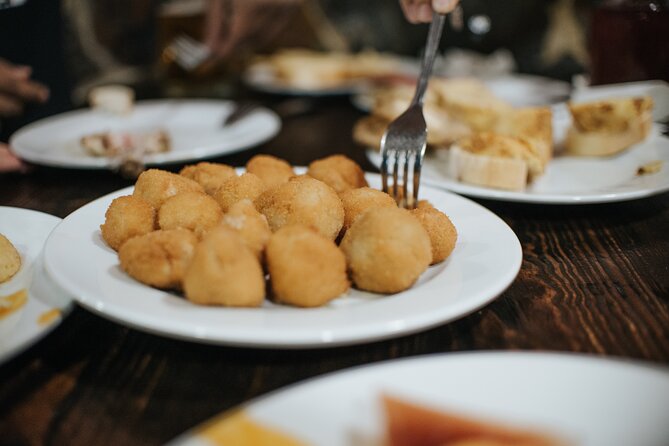Tapas Tour Madrid Experience - The bear and the strawberry tree monument