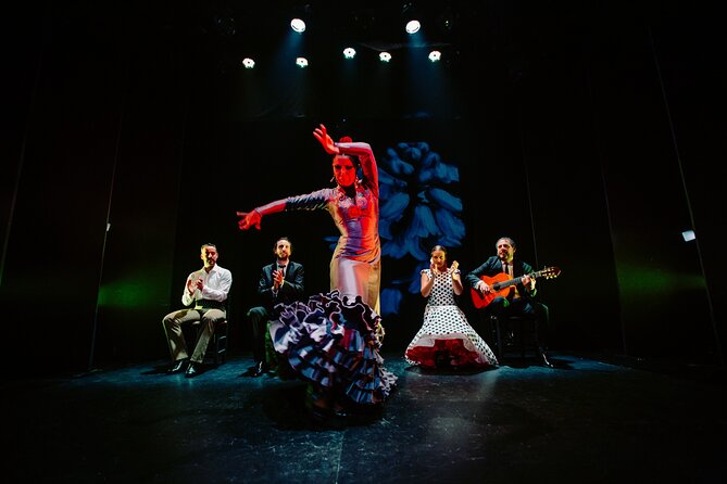 Tickets for the Authentic Flamenco Show at the Madrid Theater - The singers and guitarist complete the performance