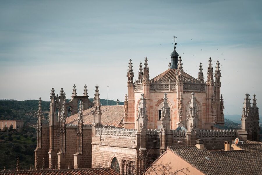 Toledo: Guided Monument Walking Tour with Wristband Pass - What the guides add to the experience