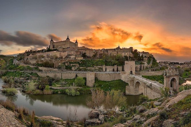 Toledo Half Day Tour with Cathedral, St Tome Church & Synagoge - What bilingual guiding means in practice