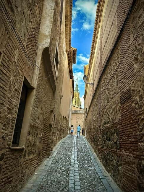 Toledo Mágico, the original night route: mystery, curiosities and secrets - Twenty minutes inside a private underground passage