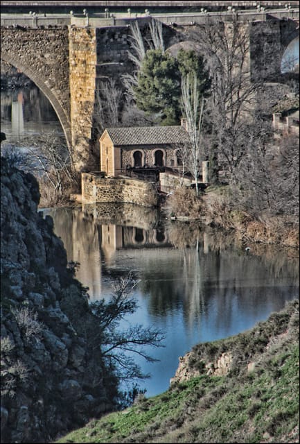 Toledo: Monumentos esenciales: Alcazar, Catedral, Sinagoga - Walking through Toledo’s Jewish quarter