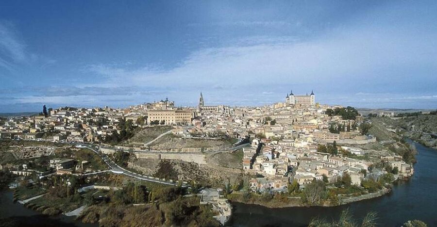 Toledo: Private Monuments Walking Tour with Monument Entry - Key points at a glance