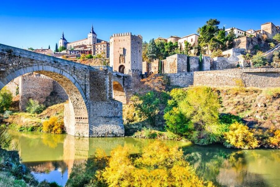 Toledo: Private tour with an official guide - The First Hour: Getting Your Bearings on Foot