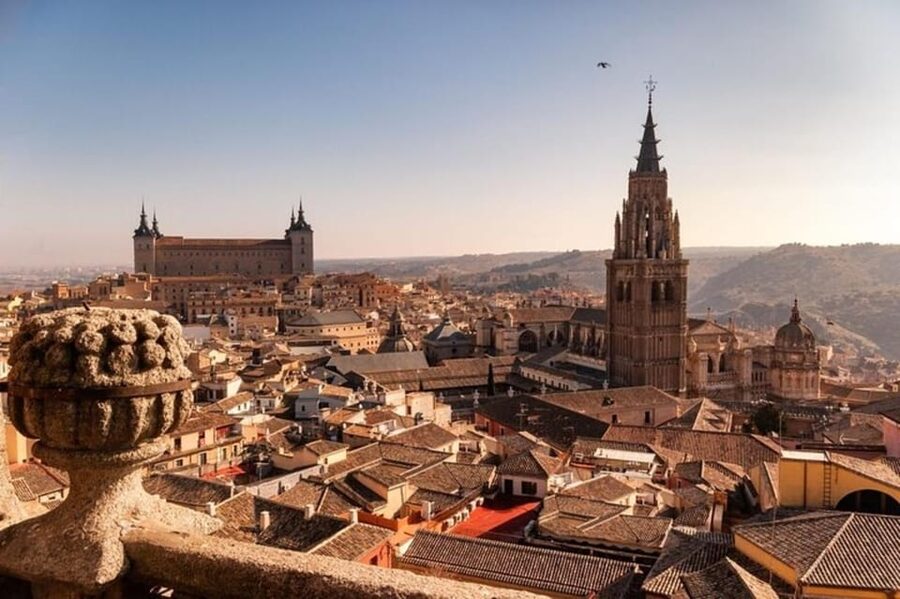 Toledo : Private Walking Tour with a Pro guide - Reading Toledo from the Murallas
