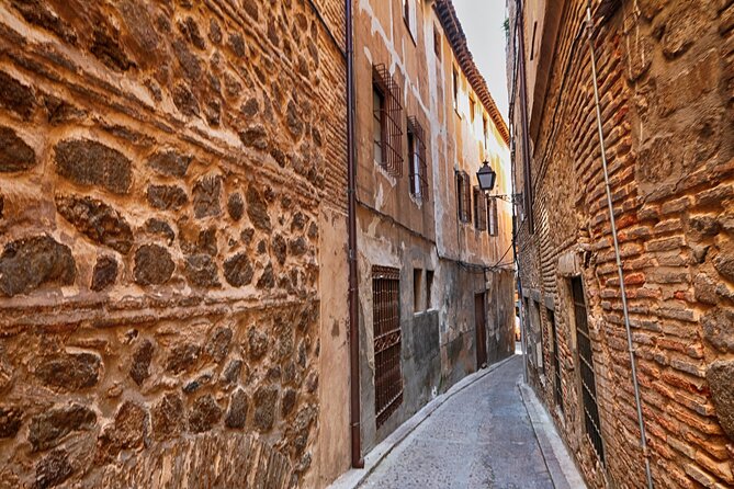 Toledo Scavenger Hunt and Highlights Self-Guided Tour - Key points at a glance