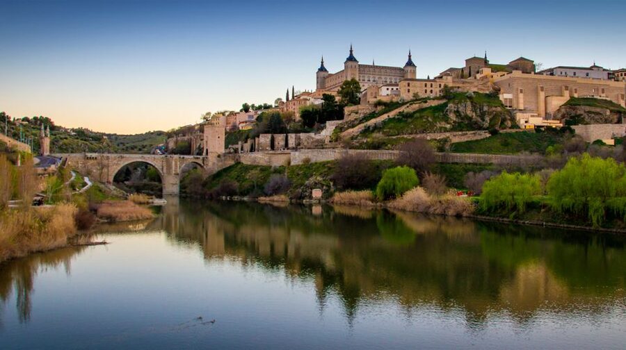 Toledo: Three Cultures Walking Tour in Spanish - Key points to know before booking