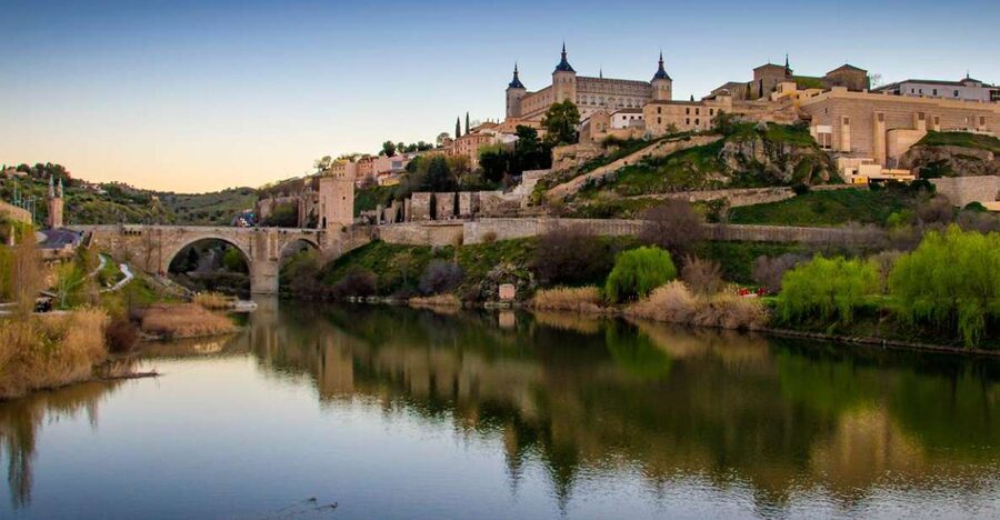 Toledo: Three Cultures Walking Tour in Spanish - Toledo in three faiths, one compact old town