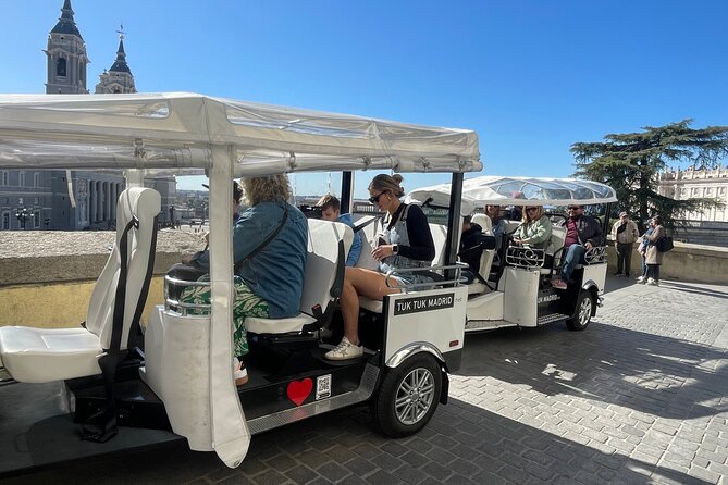 Tour en tuk-tuk electrico por MADRID MODERNO - Los Jerónimos, the Casón, and the old Buen Retiro