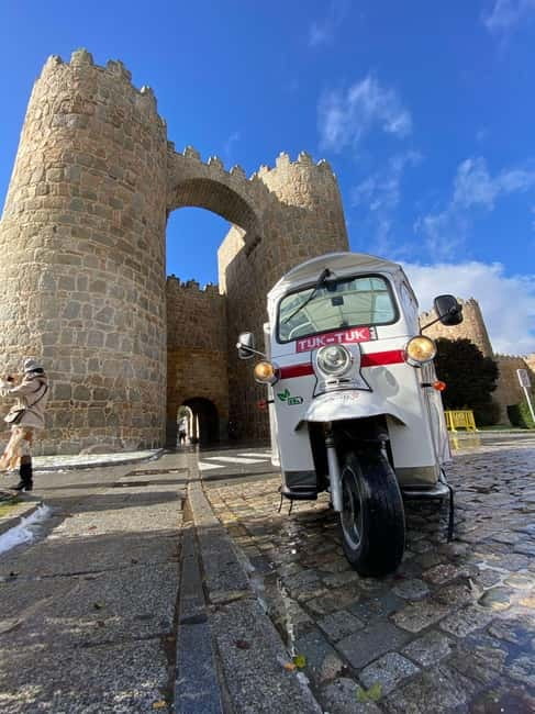 TOUR GUIADO EN TUK TUK POR AVILA 1 HORA - The northern wall and Puerta del Carmen