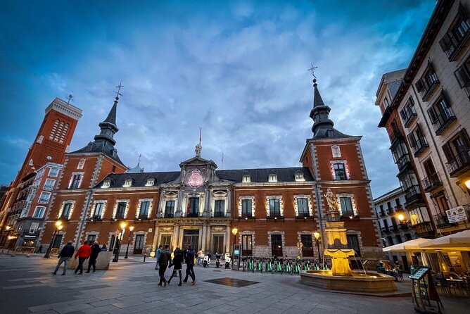 Tour "Madrid of the Austrias" | Old Town ❤️ - The Royal Palace and the story of Madrid’s kings