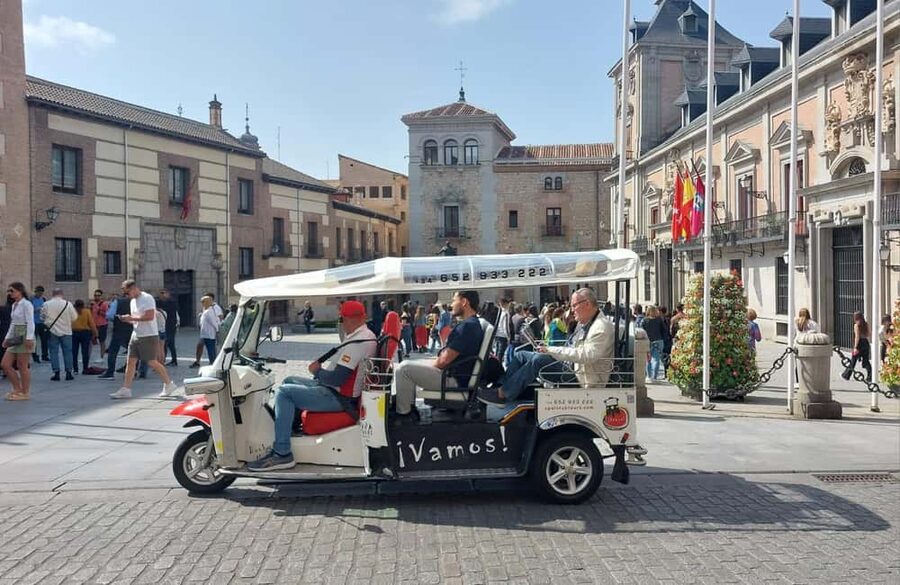 Tour Madrid: Secrets in a Electric Tuk Tuk - Puerta del Sol and Madrid’s everyday pulse