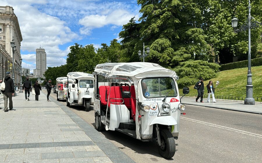 Tuk Tuk Tour with Wine Test in Madrid - The Royal Palace and the city of Spanish royalty