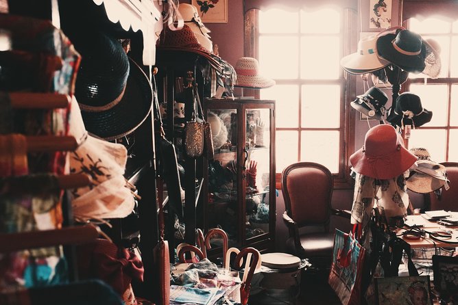 Vintage Fashion Walk with a Stylist - Key points at a glance